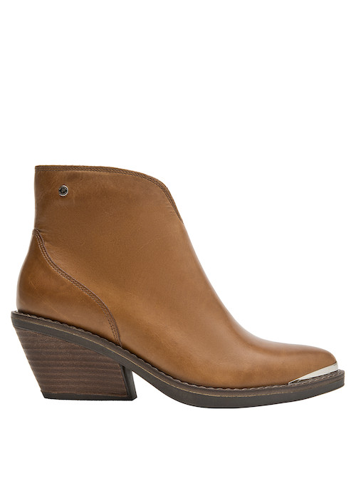 Botín de mujer en color camel, perfecto para combinar con vestidos o jeans.