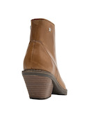 Botín camel con taco bloque de 6.5 cm, ideal para un look moderno y cómodo.