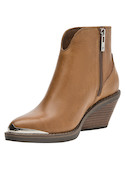 Botín de cuero camel para mujer, estilo casual, con detalle metálico y punta puntiaguda.