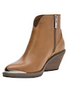 Botín de cuero camel para mujer, estilo casual, con detalle metálico y punta puntiaguda.