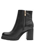 Botín negro de cuero con textura y detalle en piel de serpiente, ideal para looks urbanos.