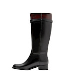 Bota de cuero negro para mujer, diseño de punta redonda, perfecta para combinar con vestidos o jeans.