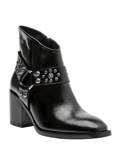 Botín casual de cuero negro, ideal para jeans ajustados y estilo vanguardista.
