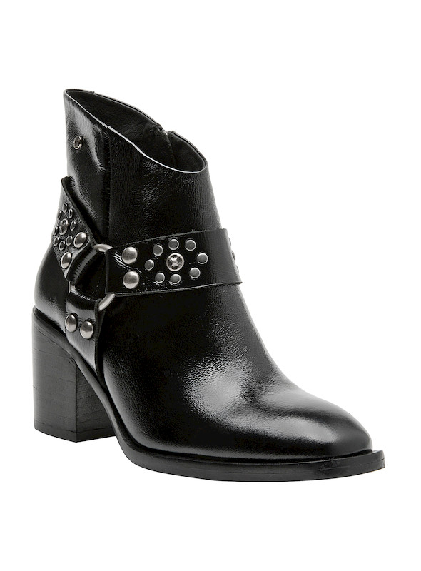 Botín casual de cuero negro, ideal para jeans ajustados y estilo vanguardista.