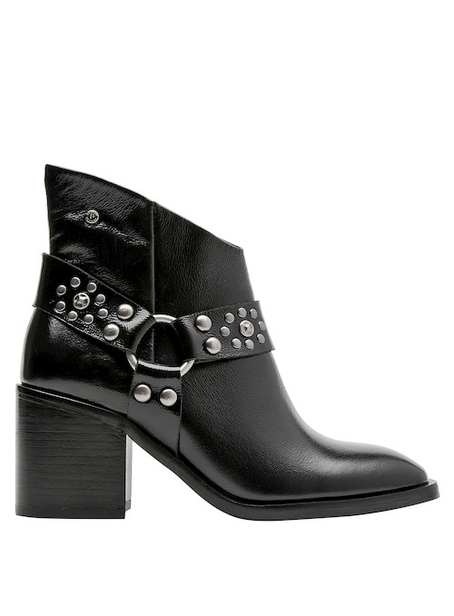Botín casual de cuero negro, ideal para jeans ajustados y estilo vanguardista.