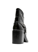 Botín de mujer en cuero negro, perfecto para combinar con vestidos midi.