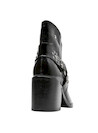Botín de mujer en cuero negro, perfecto para combinar con vestidos midi.
