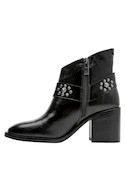 Botín negro casual con punta cuadrada, ideal para looks modernos.