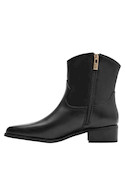 Botín negro de mujer con detalles en bronce, ideal para un look moderno.