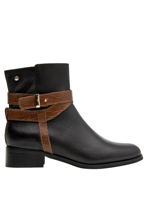 Botín casual para mujer en tonos multicolores, perfecto para combinar con vestidos y jeans ajustados.
