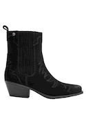 Botín negro con sutiles ondulaciones, perfecto para combinar con vestidos midi o jeans ajustados.