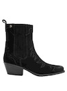 Botín negro con sutiles ondulaciones, perfecto para combinar con vestidos midi o jeans ajustados.