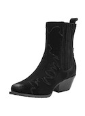 Botín de mujer en cuero negro, con textura suave que evoca sofisticación y tendencia.