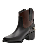 Botín de cuero con punta puntiaguda en tonos variados, ideal para un look moderno y femenino.