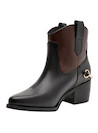 Botín de cuero con punta puntiaguda en tonos variados, ideal para un look moderno y femenino.