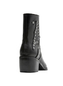 Botín negro de cuero para mujer, perfecto para combinar con vestidos o jeans ajustados.