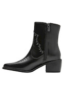 Botín negro de cuero con punta puntiaguda, ideal para un look moderno y versátil.
