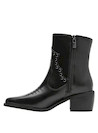Botín negro de cuero con punta puntiaguda, ideal para un look moderno y versátil.