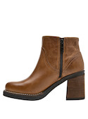 Botín camel con diseño sofisticado, ideal para combinar con vestido midi o jeans.