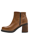 Botín camel con diseño sofisticado, ideal para combinar con vestido midi o jeans.