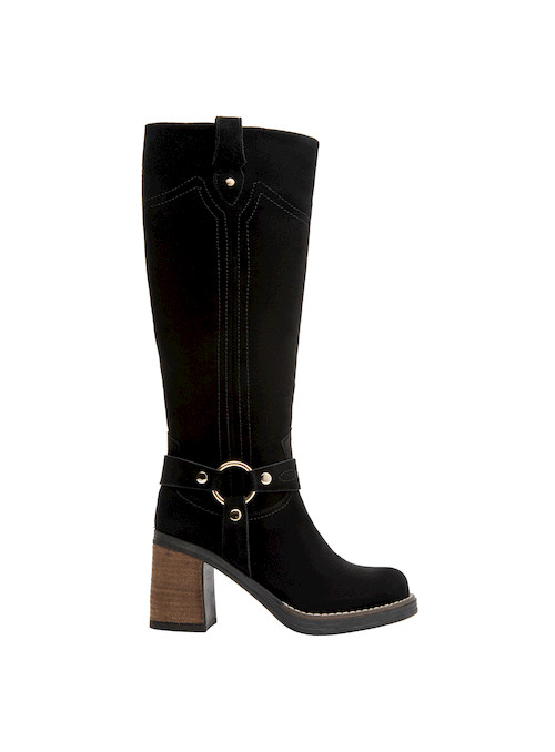 Bota casual de cuero negro, ideal para combinar con vestidos fluidos o jeans ajustados.