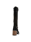 Bota negra de cuero para mujer, diseño elegante con acabado de gamuza suave y punta redonda.