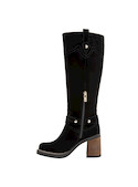 Bota de mujer en cuero negro, perfecta para resaltar la feminidad con un toque de vanguardia.