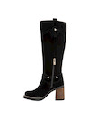 Bota de mujer en cuero negro, perfecta para resaltar la feminidad con un toque de vanguardia.