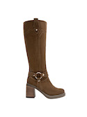 Bota de cuero suave en color camel, perfecta para ocasiones que requieren un toque moderno.