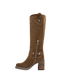Bota casual de cuero camel, ideal para combinar con vestidos florales y jeans ajustados.