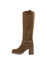 Bota casual de cuero camel, ideal para combinar con vestidos florales y jeans ajustados.