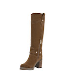 Bota de mujer en color camel, diseño de punta redonda y taco bloque de 9 cm.