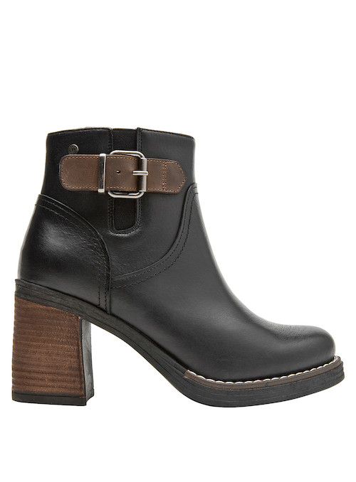 Botín negro de cuero con tacón bloque, perfecto para un look equilibrado con jeans y blusas de seda.