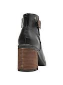 Botín negro de cuero de mujer, ideal para combinar con vestidos midi y abrigos oversized.