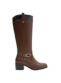 Bota de mujer en cuero color café, con detalles que realzan su elegancia y versatilidad para diversas actividades.