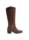Bota de mujer en cuero color café, con detalles que realzan su elegancia y versatilidad para diversas actividades.
