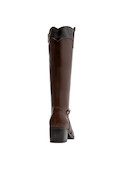 Bota de cuero café con diseño sofisticado, ideal para la mujer que busca destacar en su atuendo diario.
