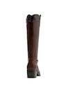 Bota de cuero café con diseño sofisticado, ideal para la mujer que busca destacar en su atuendo diario.