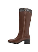 Bota casual de mujer en cuero color café, diseñada con taco bloque de 5 cm para mayor confort y estilo.