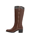 Bota casual de mujer en cuero color café, diseñada con taco bloque de 5 cm para mayor confort y estilo.