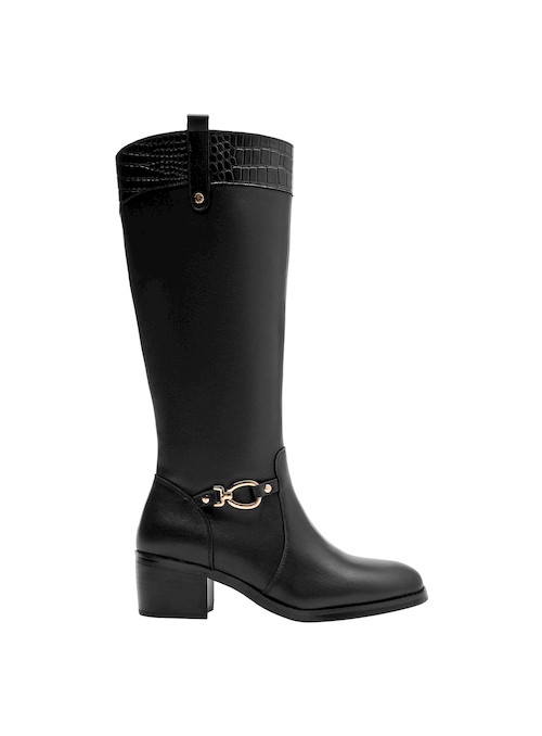 Bota negra de mujer con acabado mate en cuero, un toque moderno y elegante para cualquier atuendo.