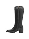 Bota de mujer en cuero negro, diseño contemporáneo y elegante, perfecta para ocasiones diversas y looks chic.