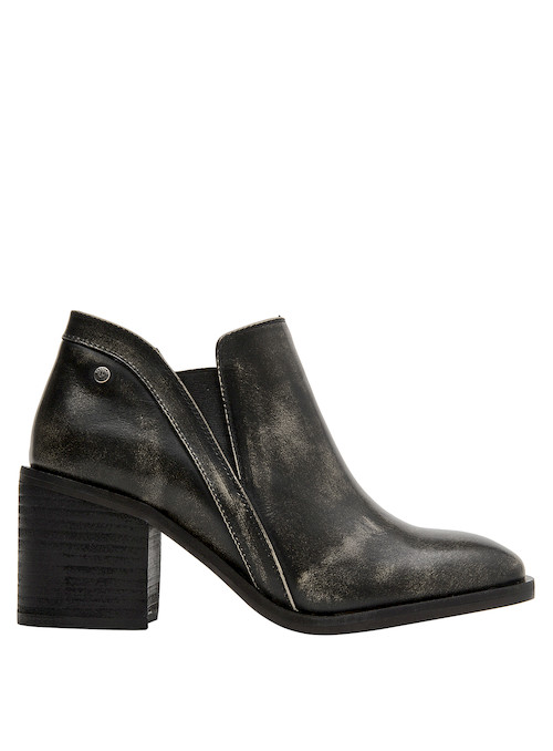 Botín negro de cuero para mujer, mostrando el taco bloque y la elegancia del material.