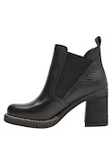 Botín casual negro de cuero con punta redonda y textura suave.