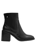 Botín negro para mujer, elaborado en cuero, que aporta altura y un toque contemporáneo.