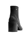 Botín de cuero negro para mujer, perfecto para elevar cualquier atuendo con su sofisticación.