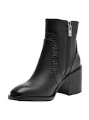 Botín negro de cuero suave para mujer, ideal para looks modernos con vestido o jeans.
