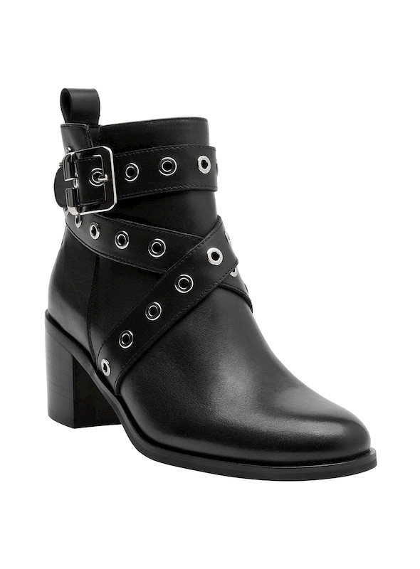 Botín negro con acabado lustroso, ideal para ocasiones que requieren un toque de estilo.