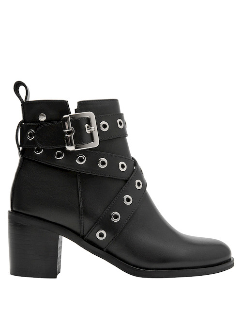 Botín negro con acabado lustroso, ideal para ocasiones que requieren un toque de estilo.
