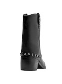 Calzado femenino de cuero negro, con punta puntiaguda y acabado brillante, perfecto para ocasiones especiales.